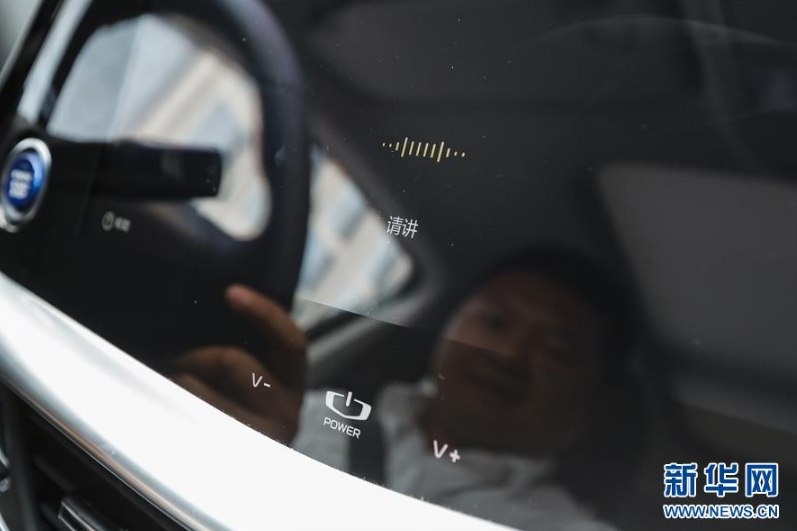 2018年7月3日，在吉利汽车（杭州湾）研发中心，一名试驾员在与吉利汽车搭载的智能系统对话。  新华社记者 沈伯韩 摄